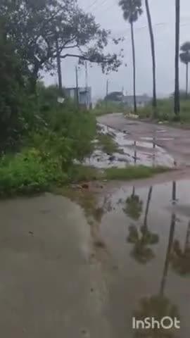 40 డివిజన్లో స్మశాన వాటికలోకి భారీగా చేరిన వర్షపు నీరు గతంలో అధికారులకు చెప్పిన కూడా పట్టించుకోవడంలేదని ఆవేదన