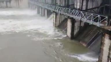 మఖ్తల్: నారాయణ పేట జిల్లా.,..
మక్తల్ సంగం బండ రిజర్వాయర్ 2 గేట్లు ఎత్తి 1000 క్యూసెక్కుల నీటిని దిగువకు విడుదల