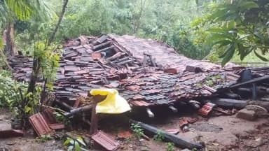 మహదేవ్పూర్: దేవారంపెళ్లిలో నేలమట్టమైన ఇల్లు, తప్పిన పెను ప్రమాదం