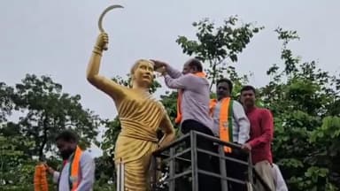 లింగంపేట్: చాకలి ఐలమ్మ జయంతి వేడుకలు, ఐలమ్మ విగ్రహానికి పాలాభిషేకం చేసిన బీజేపీ నాయకులు