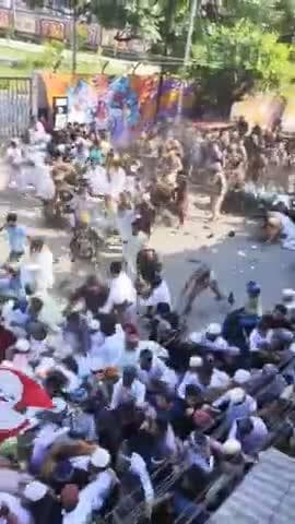 #बरेली में जुमे की नमाज के बाद बवाल, ‘I Love Mohammad’ के नाम पर सड़कों पर उतरी उन्मादी भीड़, पर पुलिस का लाठीचार्ज