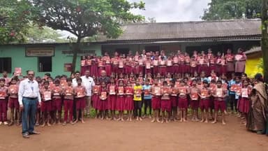 पोलादपूर: शिक्षण संस्था, शिवसेनेच्या वतीने माध्यमिक विद्यालय सवाद पोलादपूर येथे २१८ विद्यार्थ्यांना ६५४ मोफत वह्या वाटप