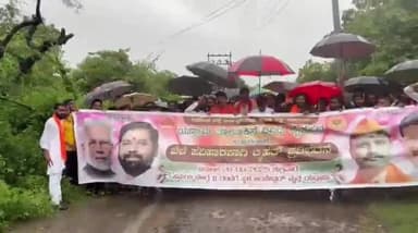 ಯಡ್ರಾಮಿ: ಮಳೆಯನ್ನು ಲೆಕ್ಕಿಸದೆ ರೈತರ ಪರ ಹೋರಾಟ: ಪಟ್ಟಣದಲ್ಲಿ ಶಿವಸೇನಾ-ಬಿಜೆಪಿ ಪ್ರತಿಭಟನೆ