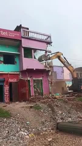Bina muaawja diye Ghar Tod raha hai