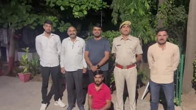 - पुलिस थाना शेरगढ में चोरी के प्रकरण में फरार ईनामी अपराधी मूलसिंह को किया दस्तयाब।
- जिला पुलिस अधीक्षक द्वारा फरार अभियुक्त मूलसिंह की गिरफ्तारी पर 25 हजार रूपये का घोषित था ईनाम।