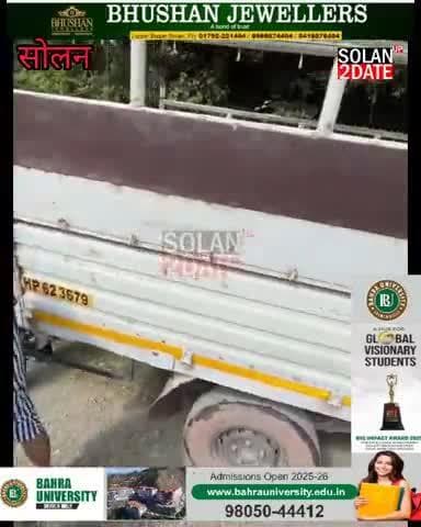 सोलन जिला के कीमूघाट से ओगली रोड पर एक कार खाई में गिरने से बच गई ।#solan #car #road #driver #safe