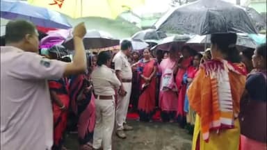 ଧାମନଗର: ଧାମନଗର ବ୍ଲକ ଆଗରେ ବର୍ଷାରେ ଭିଜି ଆନ୍ଦୋଳନ କଲେ କମ୍ୟୁନିଟି ସପୋଟ ଷ୍ଟାଫ, ଘଟଣା ସ୍ଥଳରେ ଥାନାଧିକାରୀ ଙ୍କ ବୁଝା ସୁଝା