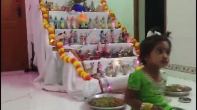 பூதலூர்: வீட்டுக்குள் குட்டி தேவதை : நவராத்திரி கொலுவில் நானும் அமருவேன் என உட்கார்ந்து அட்டகாசம் செய்யும் குழந்தை