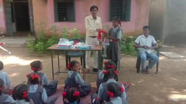 दुलदुला: माध्यमिक विद्यालय नोनियाताला में छात्रों को टाई, बेल्ट और रिबन का वितरण, बच्चों के चेहरों पर उत्साह खिला