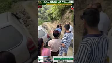 सोलन जिला के कीमूघाट से ओगली रोड पर एक कार खाई में गिरने से बच गई ।#solan #car #road #driver #safe