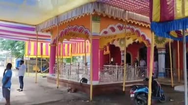 হীরবাঁধ: ১৩২ বছরের ঐতিহ্য! দিগতোড়ের দুর্গাপুজোয় কি এমন আছে জানেন?