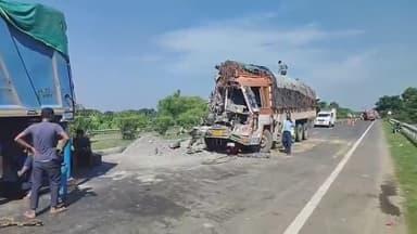 সুতি ২: মানিকপুরে দাঁড়িয়ে থাকা ডাম্পারের পিছনে ধাক্কা পণ্যবাহী লরির, মৃত্যু লরির চালকের ও গুরুতর আহত সহকারী চালক