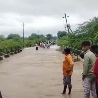 ಕಾಳಗಿ: ಹೆಬ್ಬಾಳ ಗ್ರಾಮದ ಬಳಿ ಮುಳುಗಡೆಯಾದ ಸೇತುವೆ ಮೇಲೆ ಯುವಕರ ಬೈಕ್ ಹುಚ್ಚಾಟ