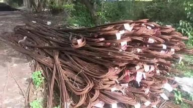 செய்யூர்: சித்தாமூர் வட்டார வளர்ச்சி அலுவலகத்தில் பயனாளிகளுக்கு வழங்கப்படும் கம்பிகள் மழையில் நனைந்து  வீண்