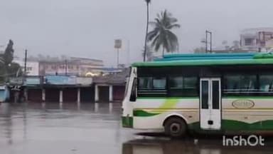 ನರಸಿಂಹರಾಜಪುರ: ಪಟ್ಟಣದಲ್ಲಿ ಬೆಳಗ್ಗೆಯಿಂದಲೂ ಎಡಬಿಡದೆ ಸುರಿಯುತ್ತಿರುವ ಮಳೆ.! ವರುಣಾರ್ಭಟಕ್ಕೆ ಜನಜೀವನ ಅಸ್ತವ್ಯಸ್ತ.!