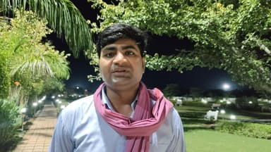 महोबा में खाद न मिलने से परेशान किसान ने फांसी लगाकर दी जान। #दुःखद
"अच्छे दिन" और "दोगुनी आय" का सपना दिखाने वाली डबल इंजन सरकार ने किसानों का सिर्फ किया दोगुना विनाश।