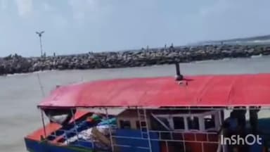 ചിറയിൻകീഴ്: മുതലപ്പൊഴിയിൽ ശക്തമായ തിരയിൽപ്പെട്ട കൂറ്റൻ മത്സ്യബന്ധന വള്ളം പുലിമുട്ടിലേയ്ക്ക് ഇടിച്ച് കയറി അപകടം