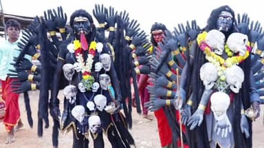 கடலாடி: சாயல்குடி பகுதிகளில் தசரா திருவிழாவை முன்னிட்டு பல்வேறு வேடம் அணிந்து பக்தர்கள் நேர்த்திக்கடன்