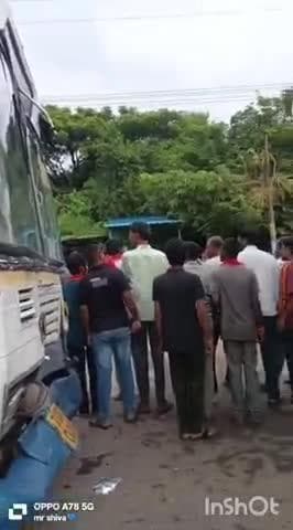 పరకాల అంబేద్కర్ సెంటర్ వద్ద తృటిలో తప్పిన రోడ్డు ప్రమాదం