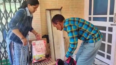 बंजार: समाजसेवी सरबजीत सिंह बॉबी ने बंजार क्षेत्र की धाऊगी पंचायत में बांटी राहत सामग्री