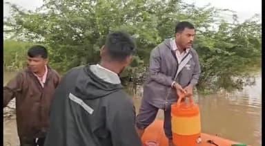 अक्कलकोट: तहसील आपत्ती व्यवस्थापनच्या टीमने बोटीच्या मदतीने केली पिण्याच्या व्यवस्था: अंदेवाडीतील रुग्णांना काढले बाहेर...