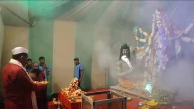 चामोर्शी: आदर्श दुर्गा मंडळातर्फे,कंकडालवार दाम्पत्यांच्या हस्ते मॉ दुर्गा मातेची महाआरती व महाप्रसाद कार्यक्रम उत्साहात
