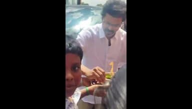 தொட்டியம்: தொட்டியம் அருகே விஜய்க்கு ஆரத்தி எடுத்து வரவேற்பு கொடுத்த பொதுமக்கள்