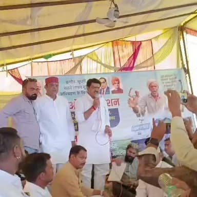 Indore budhni railway Bhumi adhigrahan kalwar dharna Sthal per Pradesh adhyaksh Dharmendra Singh Chauhan kisanon