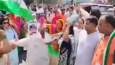 कुंठित #कैलाश विजयवर्गी जूता और चप्पलों से पिटने लायक है!👇
📍राजवाड़ा, इंदौर मध्य प्रदेश