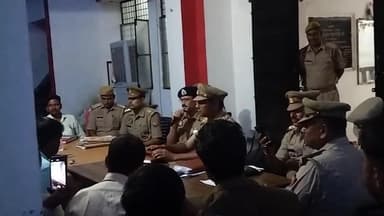 करछना थाने में ड्रोन संचालकों की बुलाई गई बैठक DSP द्वारा दिया गया सूचना बताया गया कि सावधानी से ड्रोन संचालक ड्रोन को