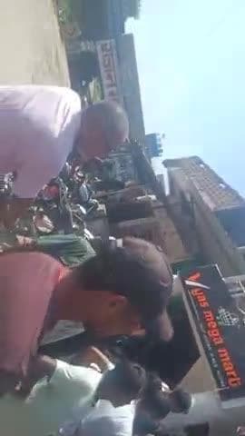 औरंगाबाद कामा बिगहा मोर पर एक चोर चोरी करते पकड़ा गया 28/09/2025/ को सुबह 9.30 में व्यास मेगा मार्ट में