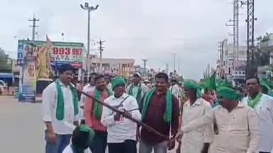 బూర్గంపహాడ్: సారపాకను ప్రధాన కేంద్రంగా చేసుకొని విల్లు ఎక్కి పెట్టి ధర్మ యుద్ధముకు భద్రాచలం బయలుదేరిన ఆదివాసీలు