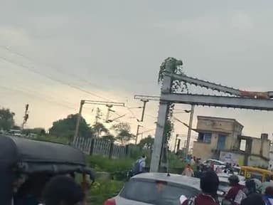 naila phatak jam pablic bahot parsan hai kripaya sarkar se nivedan hai ki owarbrijg ka byawastha kare