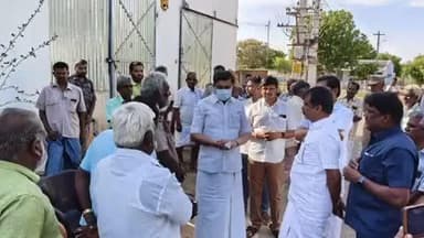 காங்கேயம்: கரூரில் விஜய் கூட்டத்தில் உயிரிழந்த வெள்ளகோவில் பகுதியைச் சேர்ந்த இருவரின் உடலுக்கு அமைச்சர் சாமிநாதன் அஞ்சலி செலுத்தினார்