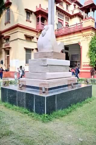 #SwachhataHiSeva2025 के अंतर्गत वाराणसी #BHU केंद्रीय लाइब्रेरी प्रांगण में स्थापित बरेका निर्मित अनूठी कलाकृति, कला और सृजनशीलता का अद्भुत संगम है।
यह न केवल स्वच्छता का संदेश देती है बल्कि ज्ञान और शांति का प्रतीक भी है ।
@railminindia