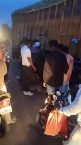 संस्कार स्कूल के सामने ट्रक वाले ने गाय को चप्पल दिया#हरदा