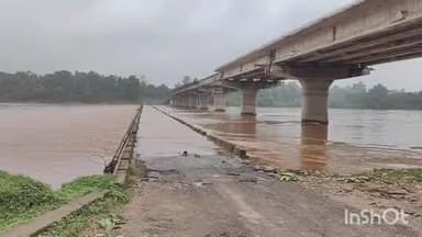 भामरागड: भामरागड पर्लकोटा नदीचा पूर ओसरला वाहतूक सूरू मात्र परीसरातील गावकरी अजूनही दहशतीत