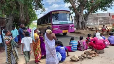 செங்கம்: அட்டவாடி பகுதியில் பேருந்து நிலையம் கட்ட எதிர்ப்பு தெரிவித்து கிராம மக்கள் சாலை மறியல்