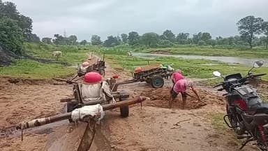 किसानो के खेत में आने जाने के रास्ते खराब हो रही है।राजस्व विभाग में शिकायत करने पर भी कोई कारवाही नहीं हो रही।