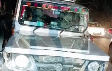 ଆଠଗଡ: ଆଠଗଡ ଥାନା ଅନ୍ତର୍ଗତ ଜେନାପଦା ଛକରେ ରବିବାର ଦୁଇ ଗାଡ଼ି ମୁହାଁ ମୁହିଁ ଧକ୍କା ହୋଇଥିବା ବେଳେ ଗାଡ଼ିରେ ଥିବା ଯାତ୍ରୀ ସୁରକ୍ଷିତ ରହିଛନ୍ତି