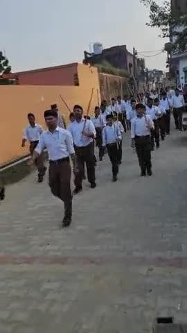 राष्ट्रीय स्वयंसेवक संघ के शताब्दी वर्ष एवं विजयदशमी के उपलक्ष में पथ संचलन अलावलपुर मे निकाला गया