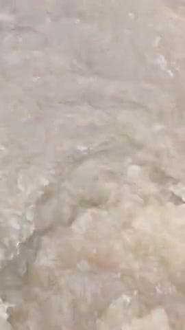 Kiradi chowk ke samne road ki booster pipe line damege road se nikla pani sare nale pani se bare