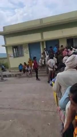 खाद गोदाम में हो रही है भीड़ आगे पीछे धक्का दे रहे