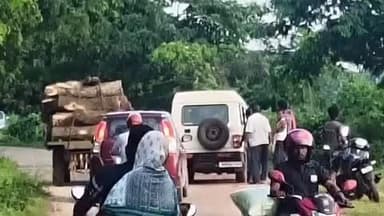 ବାଲିପାଟଣା: କାଠ ବୋଝେଇ ଟ୍ରାକ୍ଟରକୁ ଗୋଡ଼ାଇ ଧରିଲା ବାଲିପାଟଣା ପୁଲିସ