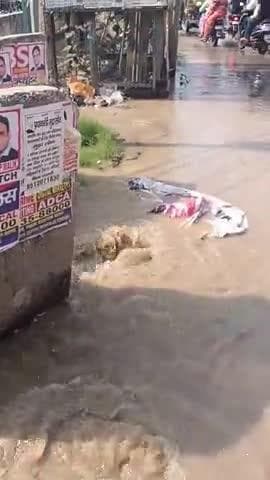 kiradi chowk high time 2:40 pm booster pipe line damege road par pani pani road par 2hafte me drar