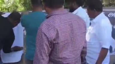 பேரணாம்பட்டு: பங்களாமேடு விஜயை கைது செய்யக்கோரி ஒட்டப்பட்ட போஸ்டர் தடுத்த தவெகவினர் மீது தாக்குதல் ஒருவர் மருத்துவமனையில் அனுமதி காவல் நிலையத்தில் புகார்