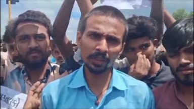 કઠલાલ: ફાગવેલ ને વડુ મથક બનાવાની માંગ સાથે ગ્રામજનોનું આંદોલન અમદાવાદ ઈન્દોર હાઇવે પર ચકકાજામ