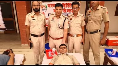 नाथूसरी चौपटा: डिंग थाना में सेवा पखवाड़े के तहत रक्तदान शिविर, थाना प्रभारी ने रक्तदान कर किया शुभारंभ