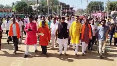 मयूरहंड: चतरा जिला परिषद के उपाध्यक्ष बिरजू तिवारी ने मयूरहंड में कलश यात्रा में भाग लिया