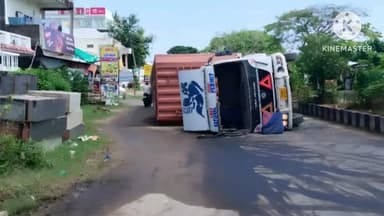వైరా: ఏన్కూరు పరిధిలో డివైడర్ను ఢీ కొట్టిన లారీ తప్పిన పెను ప్రమాదం